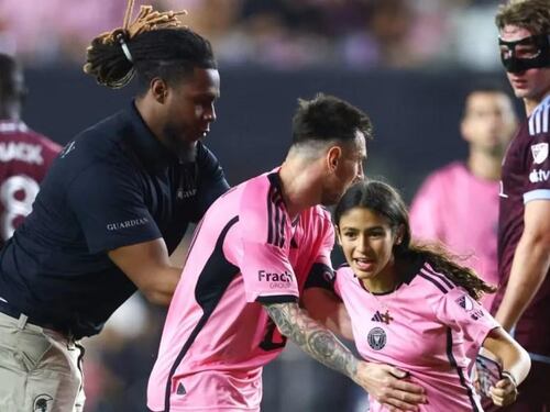 Ella es la niña tiktoker que saltó al campo y se tomó una foto con Lionel Messi