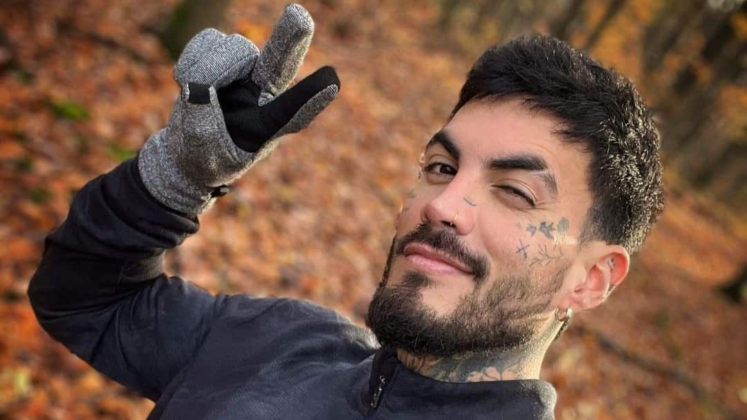 Tal parece que a los seguidores de Mateo Carvajal no les gustan los tatuajes y se lo hicieron saber de la peor forma.