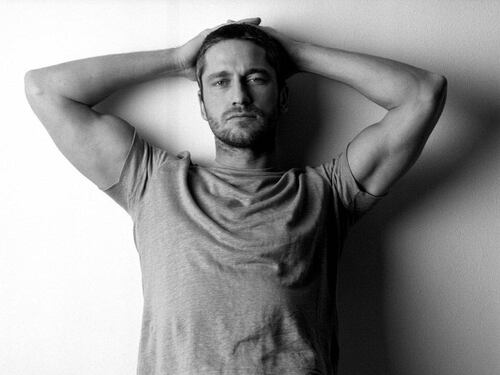 El actor Gerard Butler confesó que ha estado con hombres y las redes estallaron