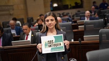 La congresista Susana Boreal durante una sesión del Congreso, enviando un mensaje de SOS por Antioquia.