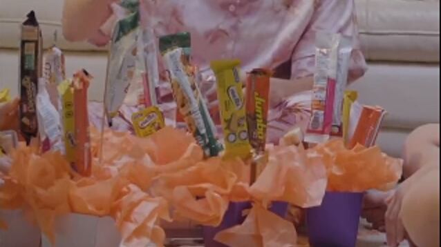 Candidata a la Alcaldía entrega regalos de amor y amistad a sus competidores en las próximas elecciones.