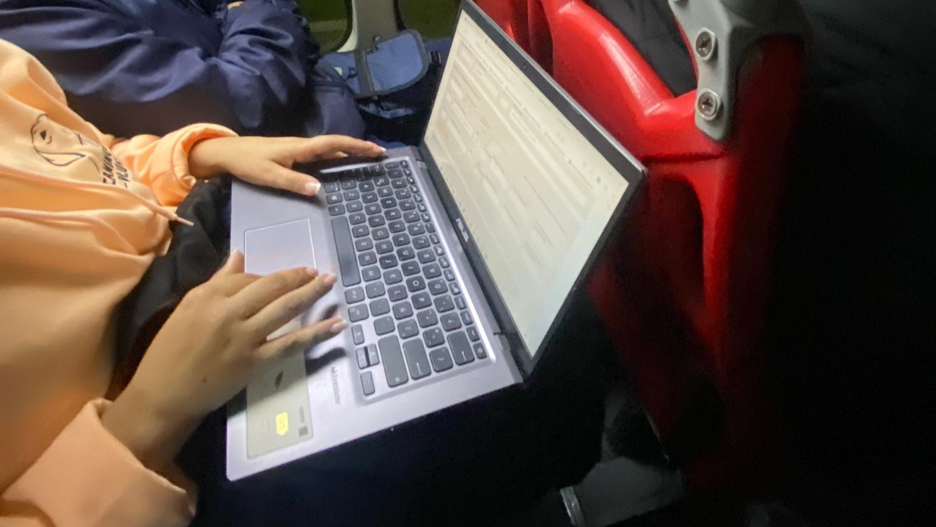 Mujer sacó portátil en TransMilenio