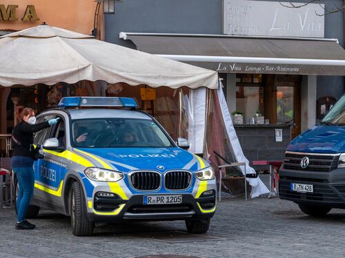 Hombre muere tras beber champán adulterado en un bar de Alemania