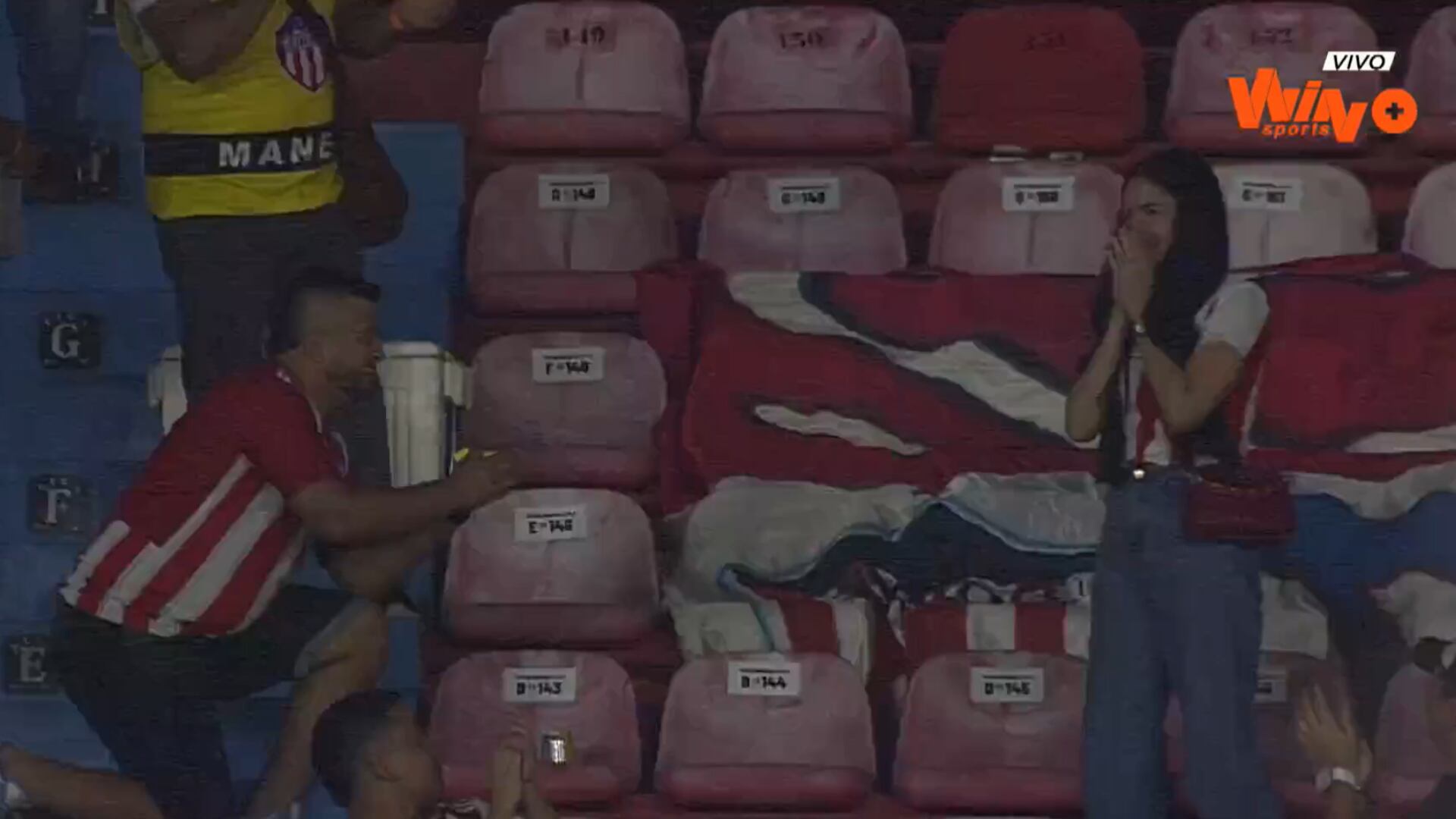 Hincha del Junior pidió matrimonio en el Metropolitano en pleno partido vs Águilas Doradas