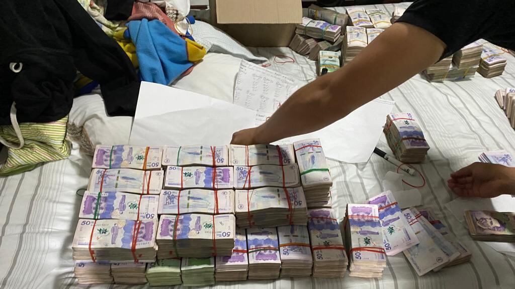 Encuentran 13 mil millones de pesos en apartamento de Medellín
