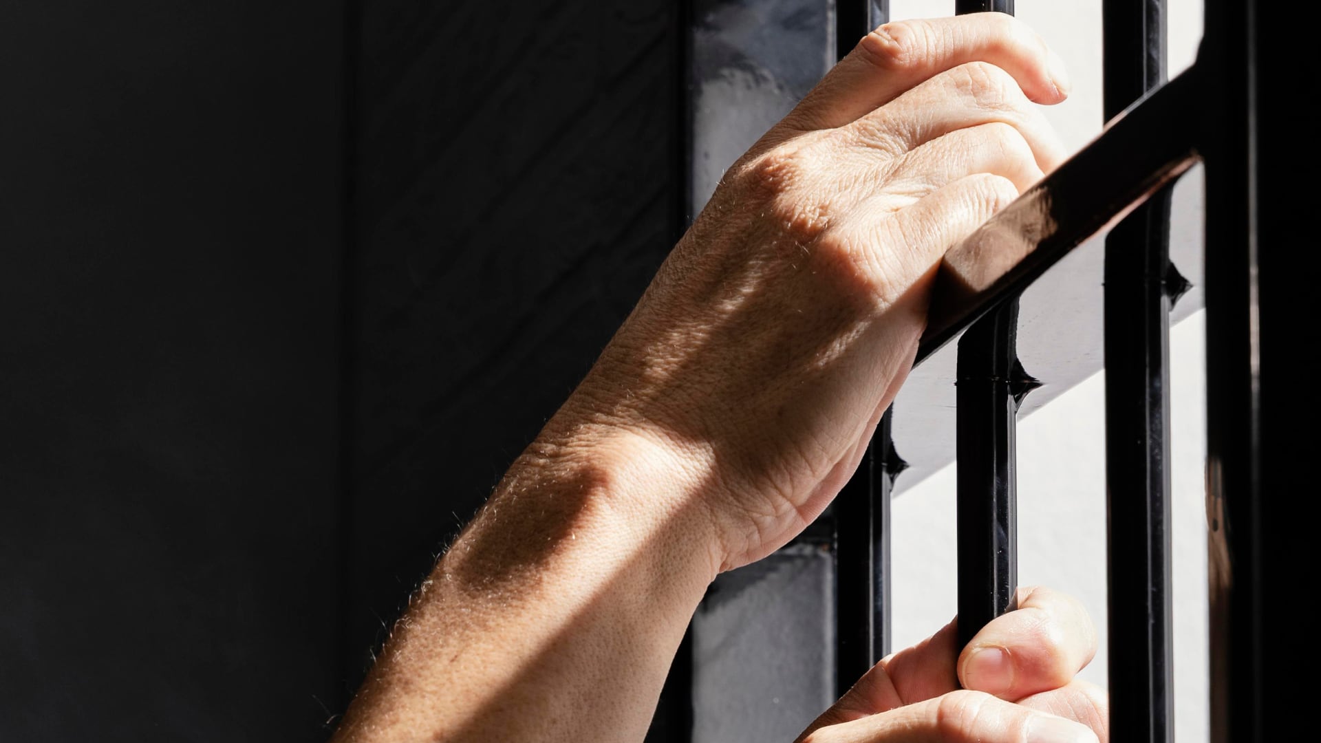 Hombre de 69 años condenado a cadena perpetua por abuso de menores.