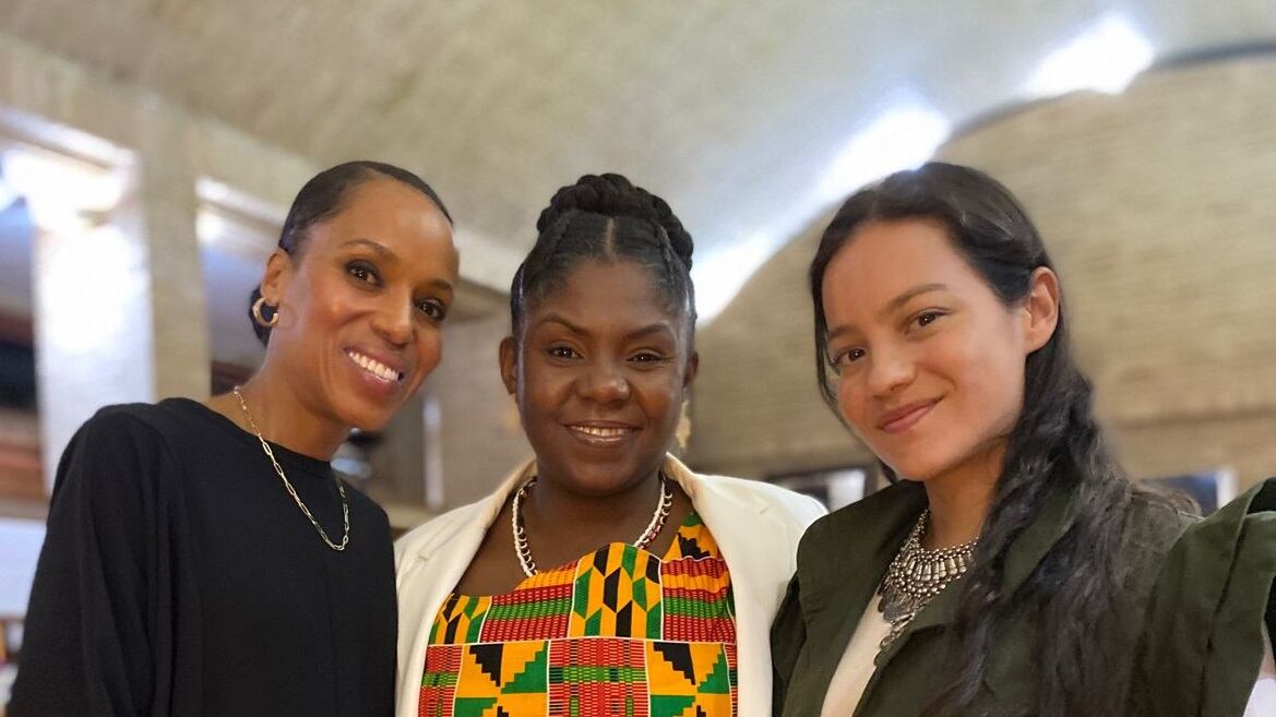 Francia Márquez posa con las actrices Kerry Washington y Natalia Reyes.
