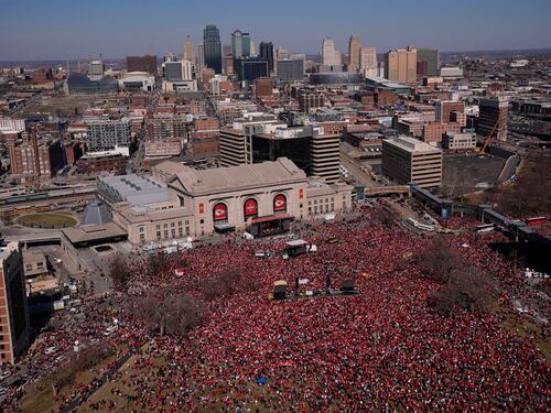Se desata tiroteo en desfile de los Chiefs y deja varios heridos