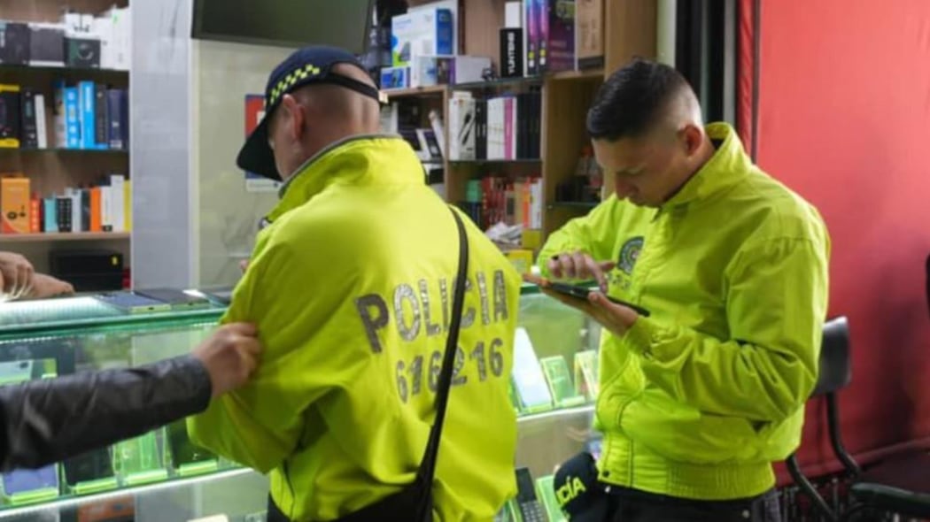 Megaintervención en Suba: 70 celulares incautados y cierre de cinco establecimientos.