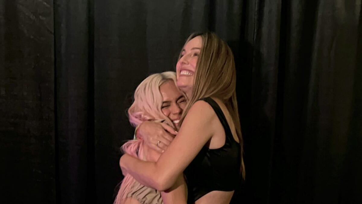 Claudia Bahamón y Karol G protagonizaron una tierna escena en uno de los conciertos de la cantante