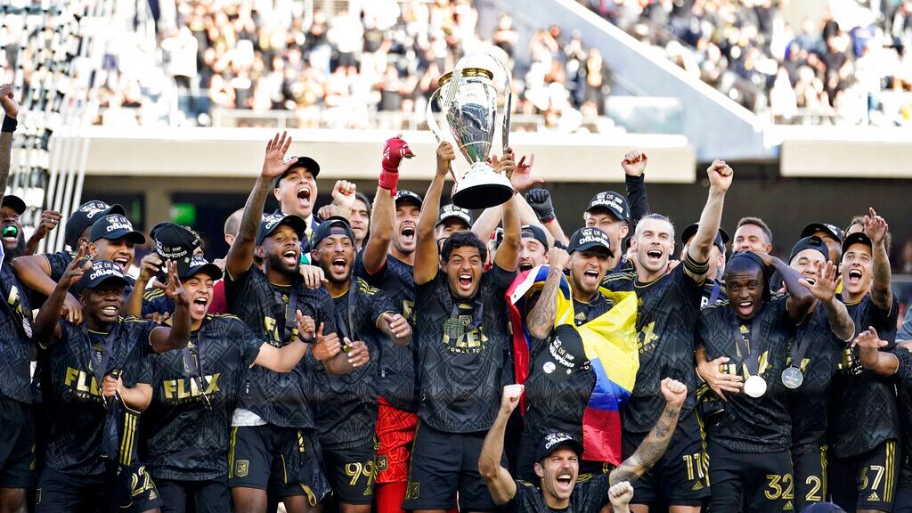 Carlos Vela levantó el trofeo como capitán del equipo.