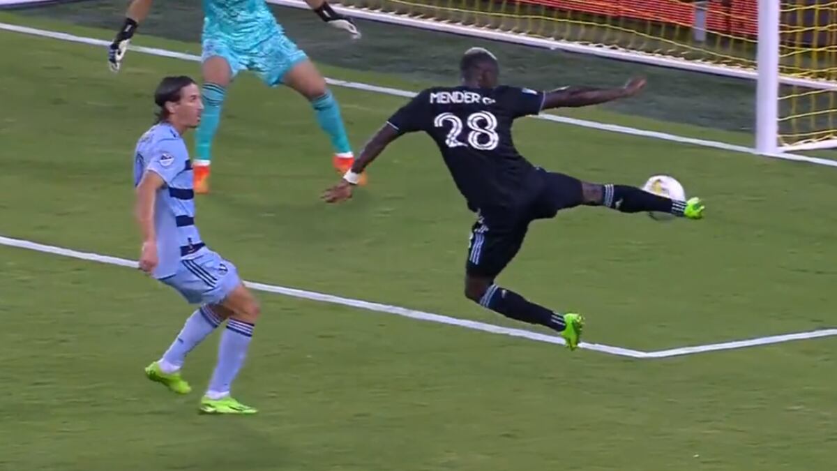 Acrobático golazo de Mender García que asombró a los asistentes al estadio