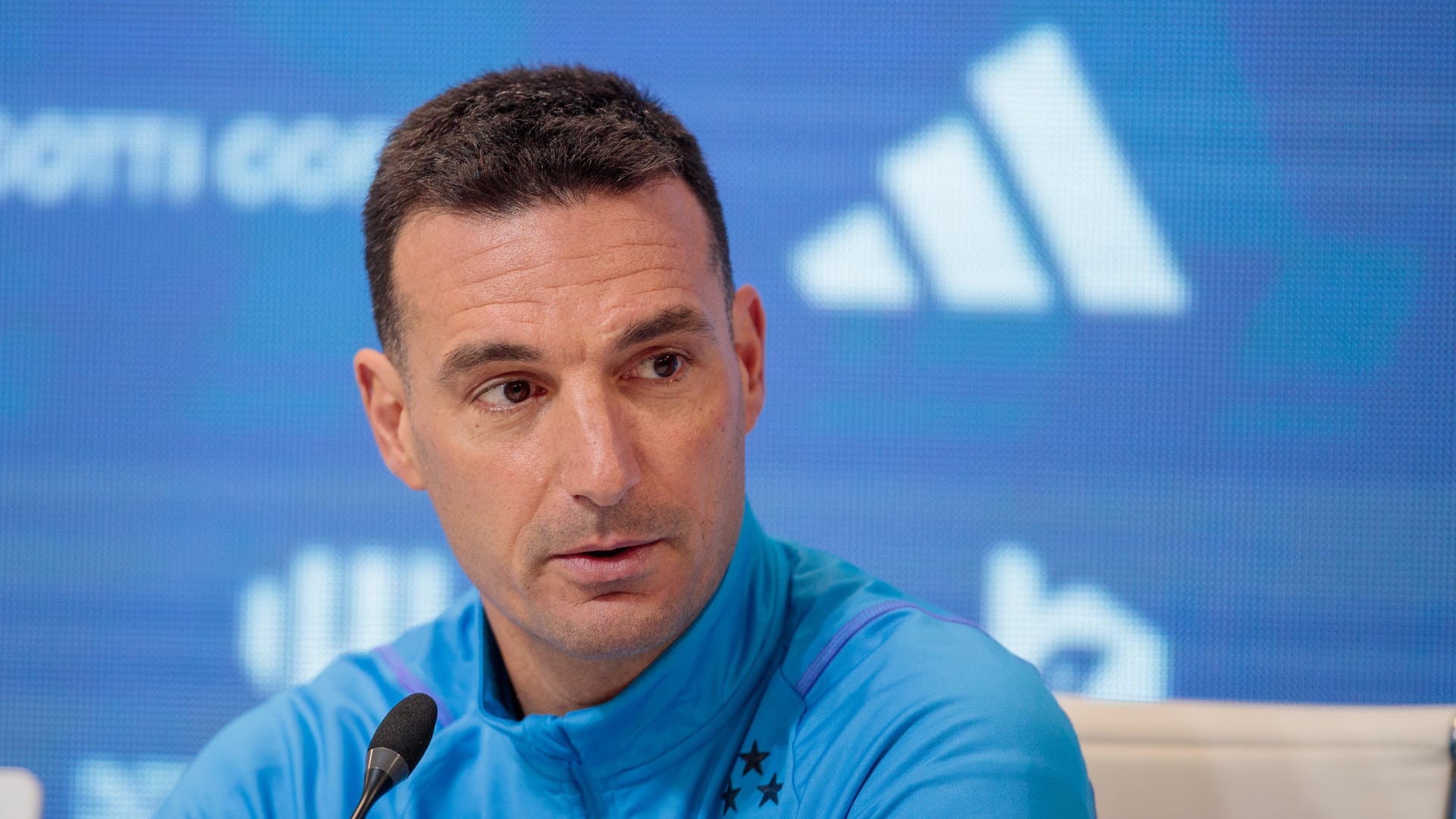 ‘Ya cállate que me desesperas’: Scaloni mandó a callar a un periodista boliviano