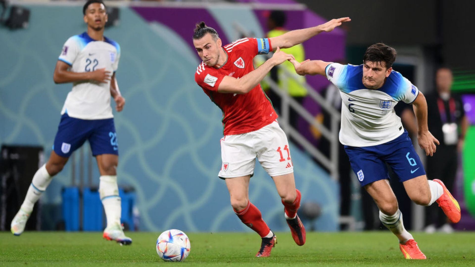 Harry Maguire luchando un balón con Gareth Bale.