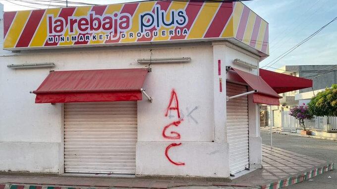 Local pintado con grafitis de las Autodefensas Gaitanistas Clan del Golfo en Magdalena.