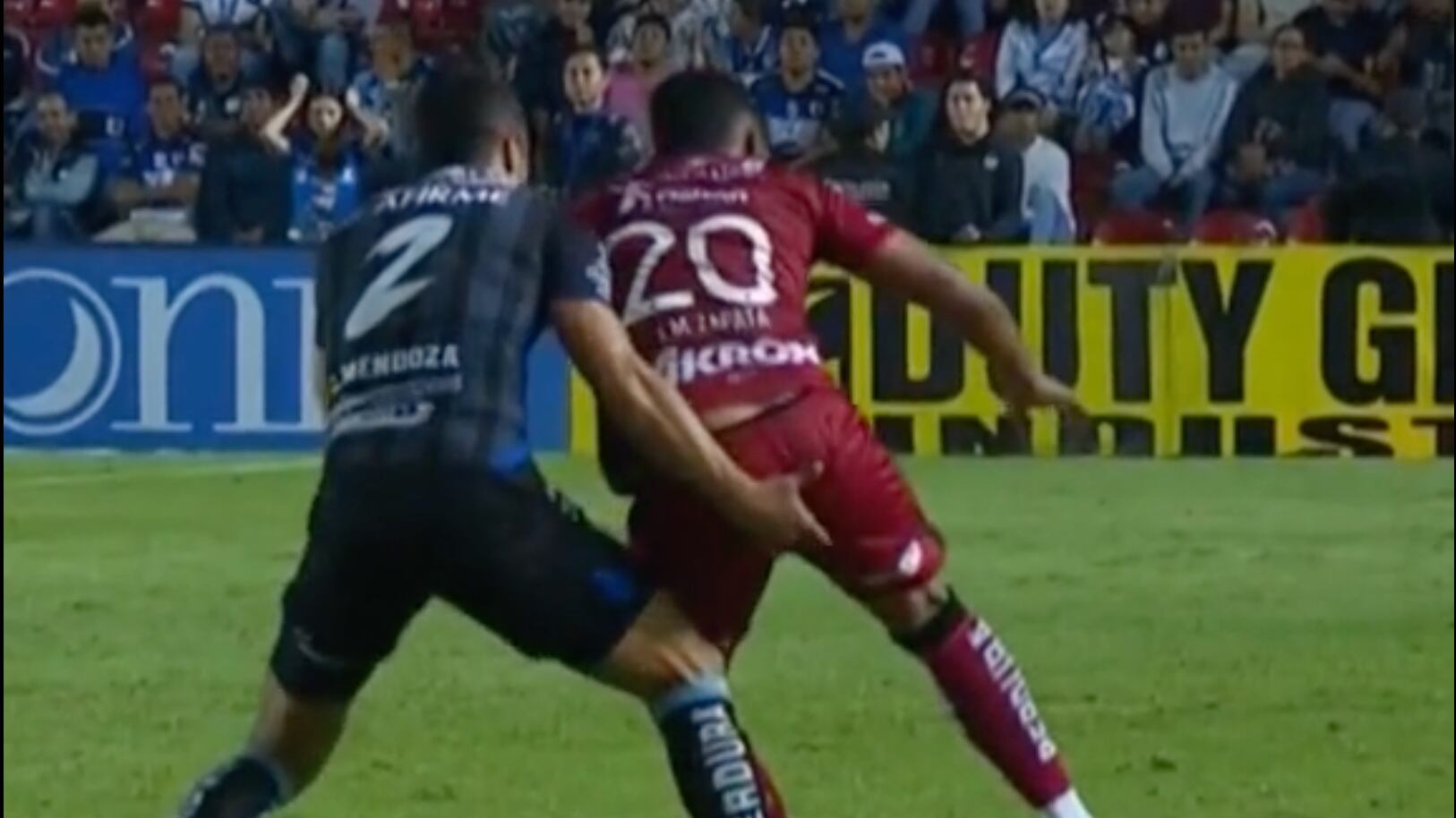 Jugador quiso hacer el exámen de la próstata en pleno partido