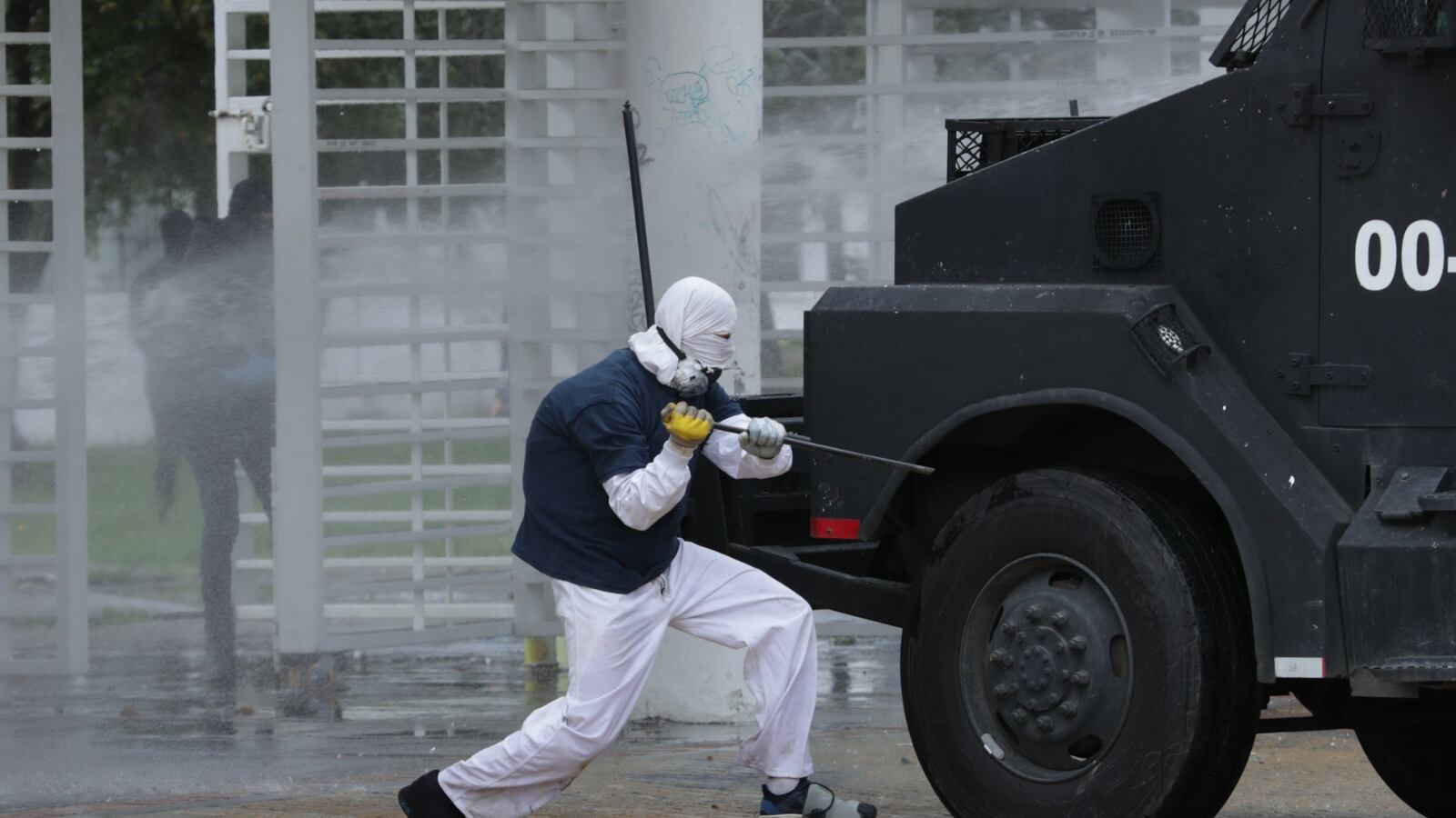 Policía busca a responsables en U. Nacional de herir a dos miembros del Esmad durante disturbios