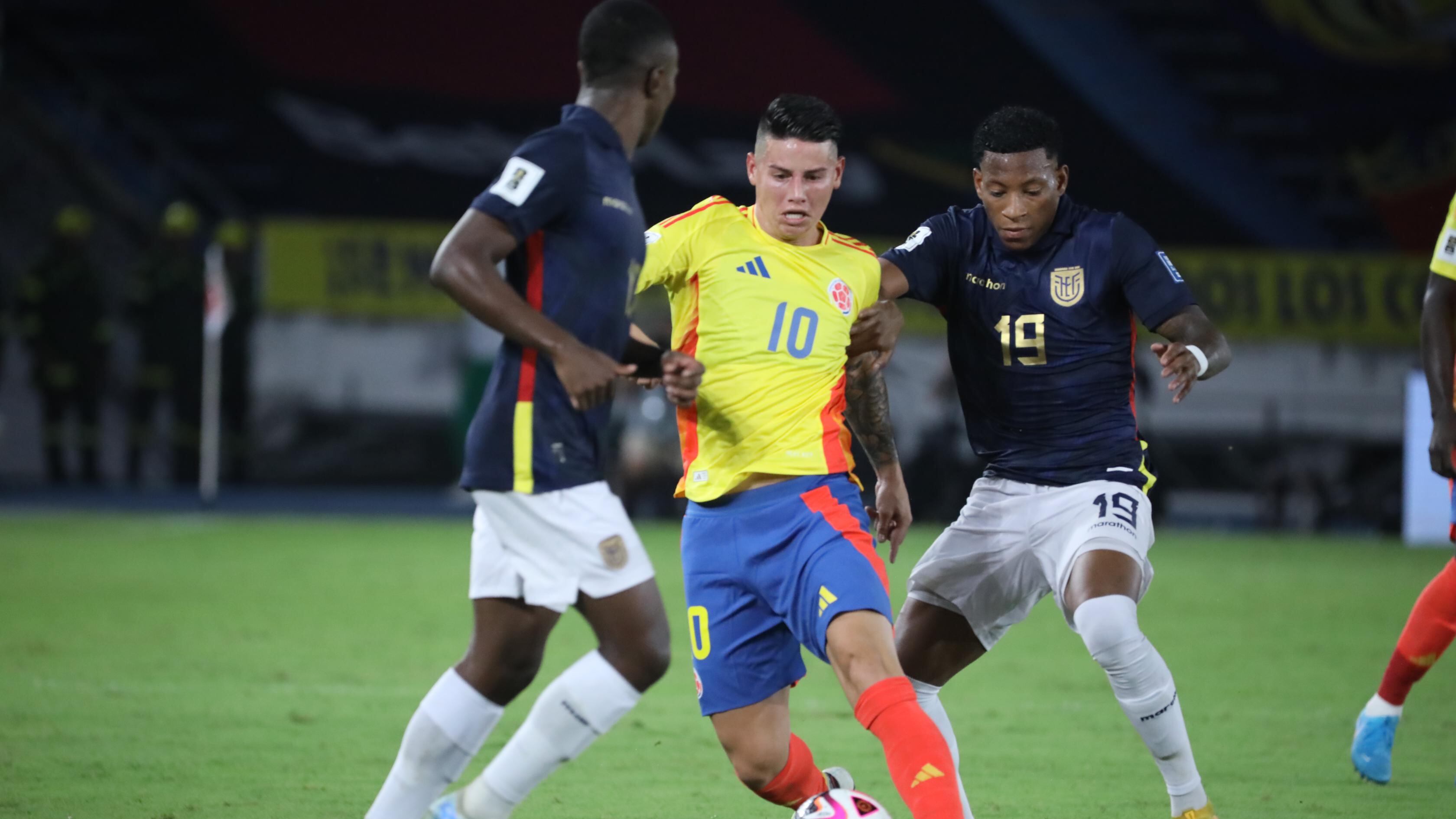 Néstor Lorenzo defendió a James Rodríguez tras Colombia vs Ecuador: “No sé qué vio usted”