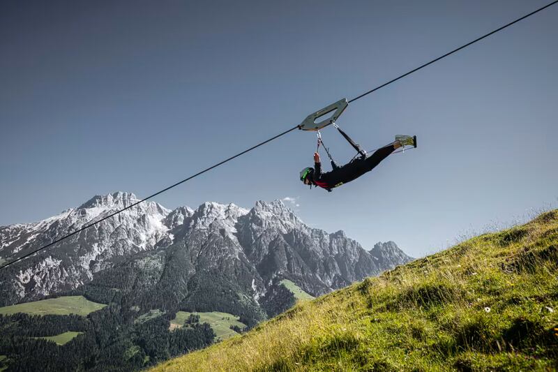 Hay una experiencia que nos permite volar por encima de océanos, selvas y hasta volcanes: estas son las tirolinas más espectaculares del mundo: la tirolesa.