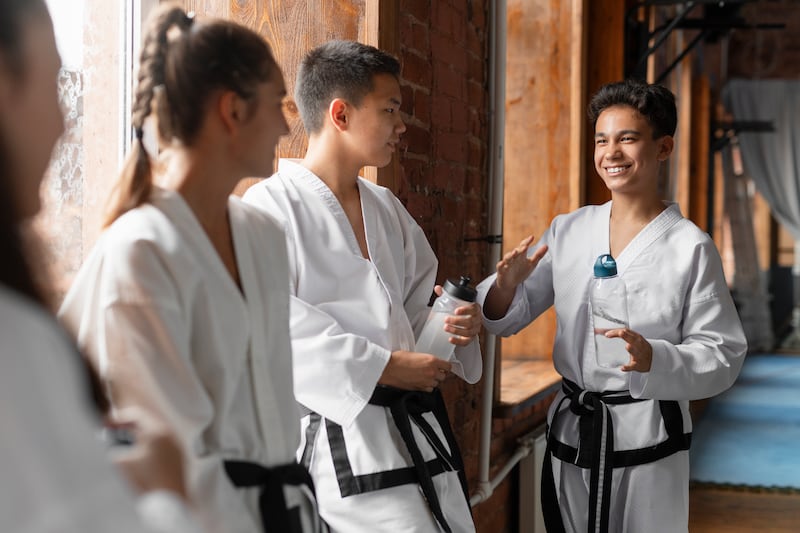 Más allá de ser un arte marcial de origen japonés, el karate es una disciplina que fomenta el desarrollo de habilidades físicas, mentales y emocionales. Foto: Freepik.