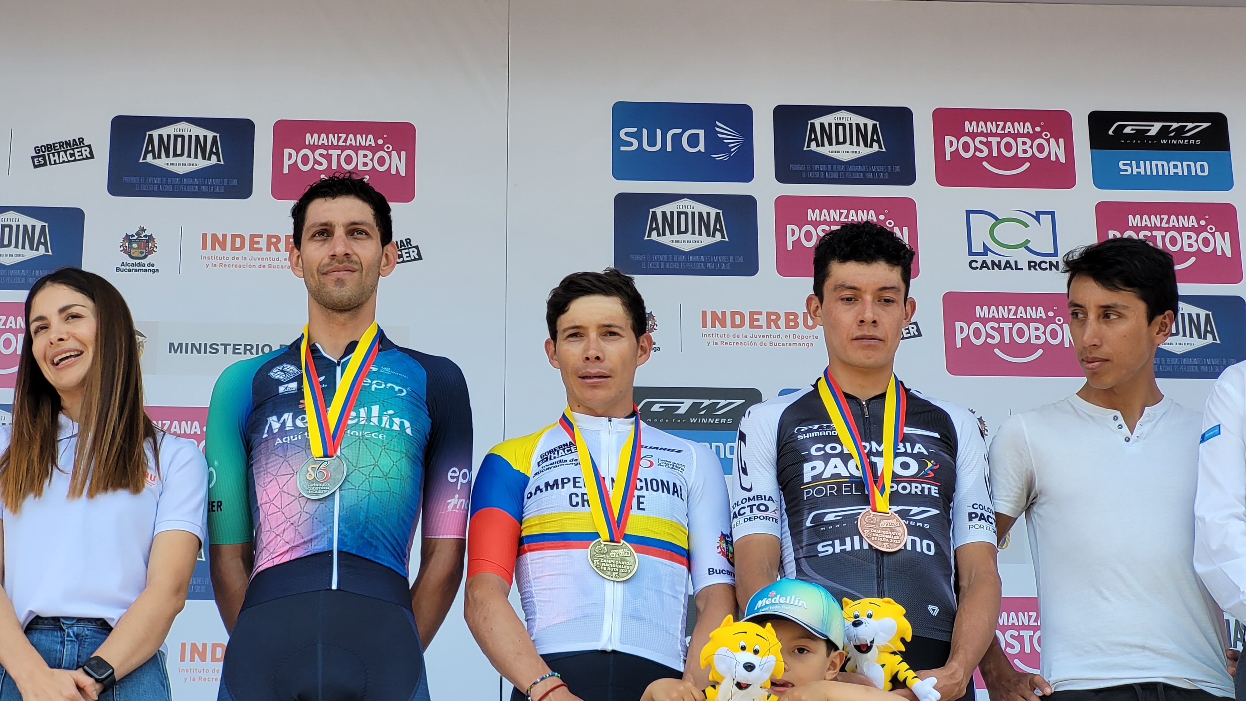 Miguel Ángel López acompañado de Walter Vargas y Rodrigo Contreras