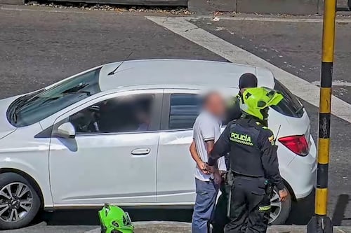 Cámaras de seguridad en Engativá delatan a falso limpiavidrios: tenía orden de captura por hurto