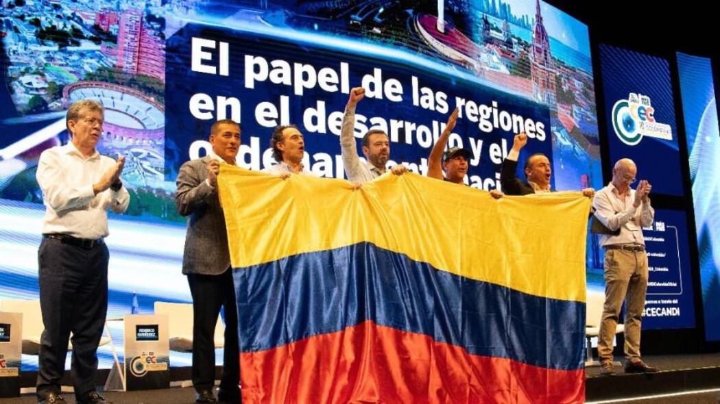 El alcalde Galán sosteniendo la bandera de Colombia junto con sus homólogos de Cartagena, Dumek Turbay; Medellín, Federico Gutiérrez; Cali, Alejandro Eder; y Barranquilla, Alejandro Char.