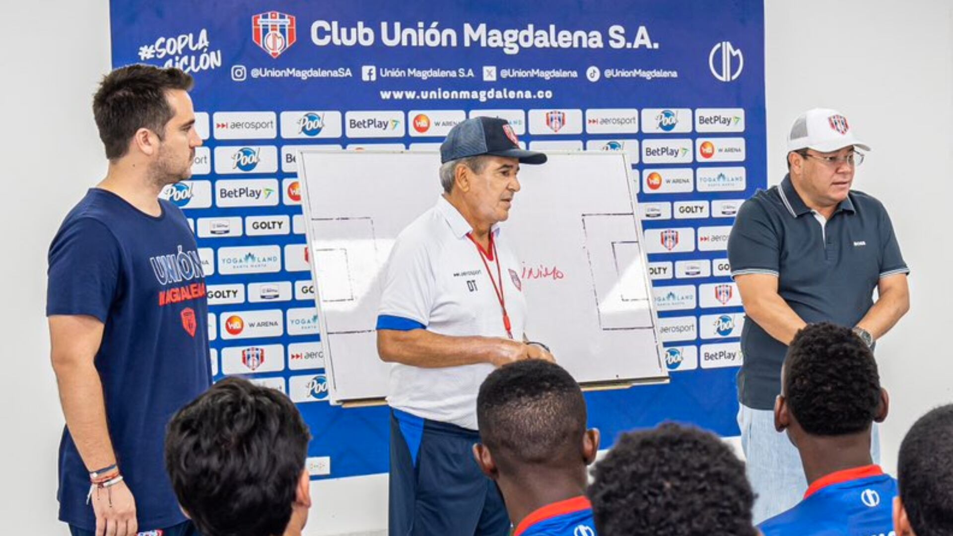 Jorge Luis Pinto ‘se salió de los chiros’ con el árbitro y se ganó insólita expulsión