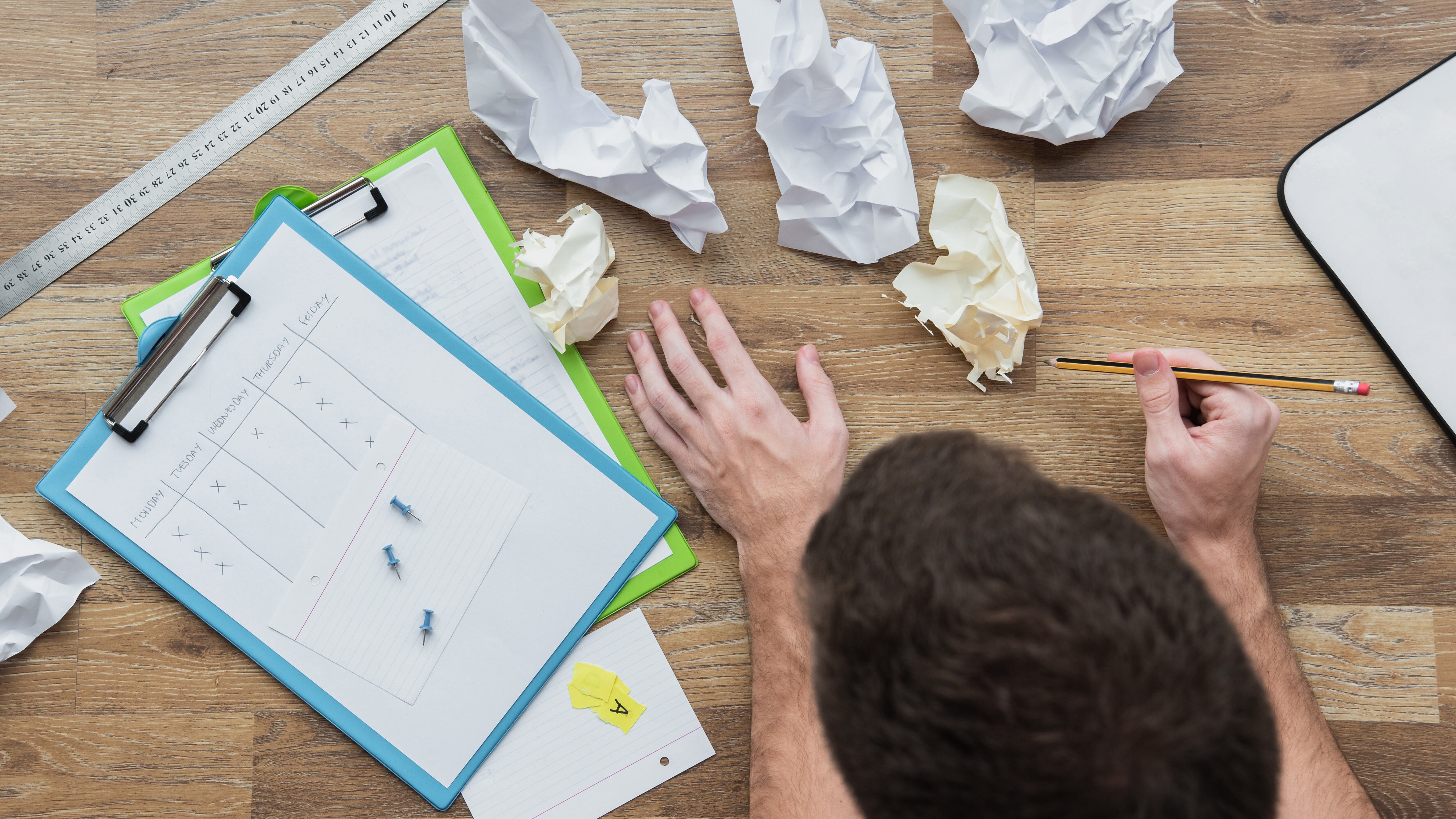 Miles de personas lanzan negocios propios cada año. Sin embargo, ciertos errores comunes impiden que sus emprendimientos prosperen. ¡Conócelos y evítalos! Foto: Freepik.