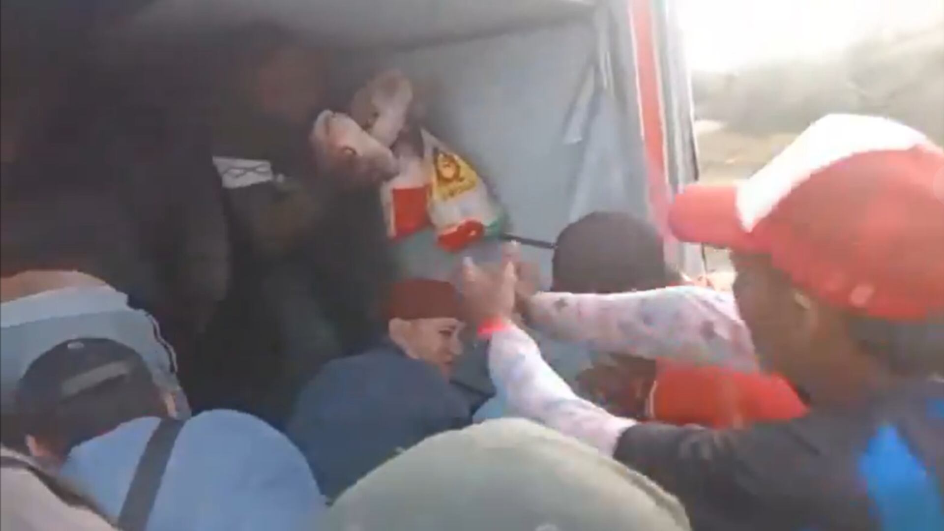 Saquearon un camión de pollos en Santa Marta