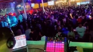 Cientos de personas bailan y cantan el tema Bebito Fiu Fiu, en una discoteca de Ica, al sur de Lima.