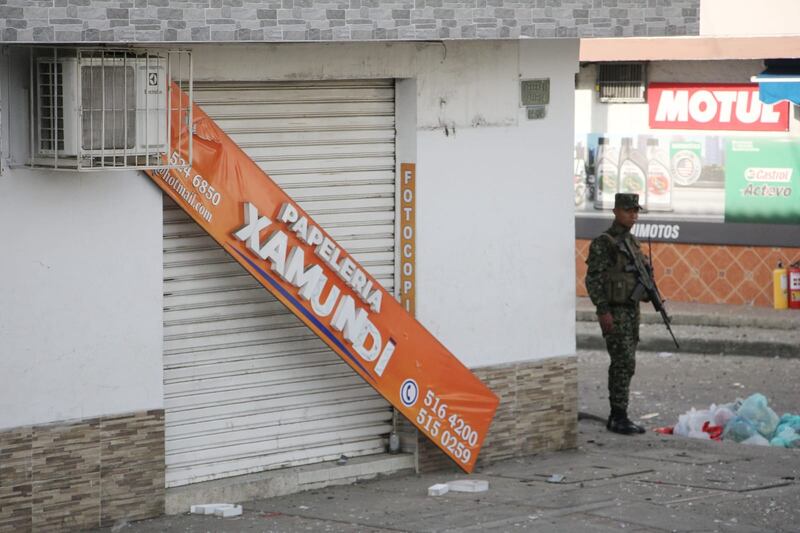 Atacan con moto bomba hotel donde se alojan carabineros de la Policía en Jamundí.