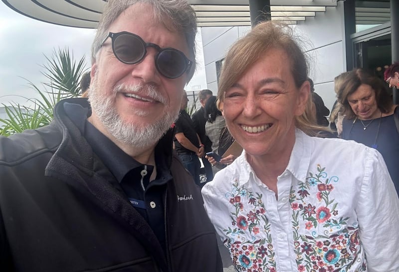 El libro es ideal para quienes buscan conocer el lado menos glamuroso y más real de Hollywood, con base en la experiencia y las vivencias de María Estévez, quien expone lo que no se ve en la alfombra roja, desde egos y excesos hasta rivalidades. Foto: cortesía.