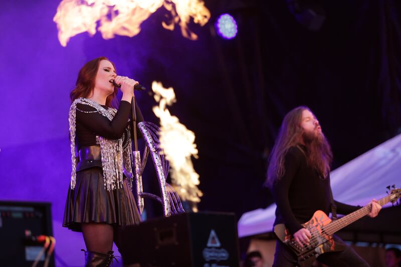 Epica, de Países Bajos, durante su presentación en Rock al Parque 2022.
