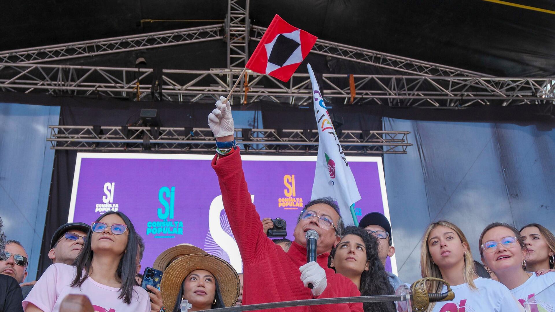 Bandera que usa Petro libertad y muerte