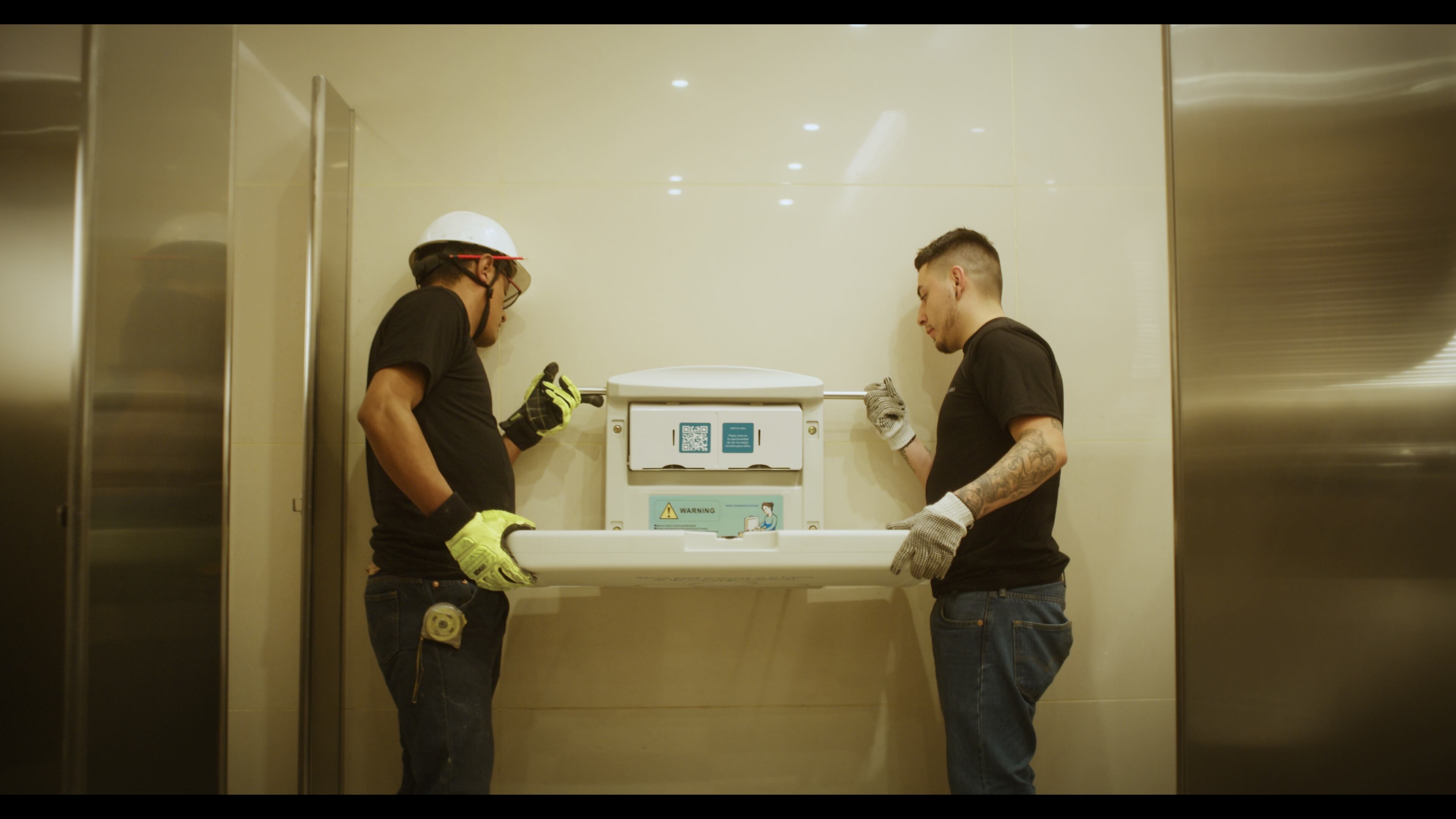 Instalación de cambiadores en baños de hombres