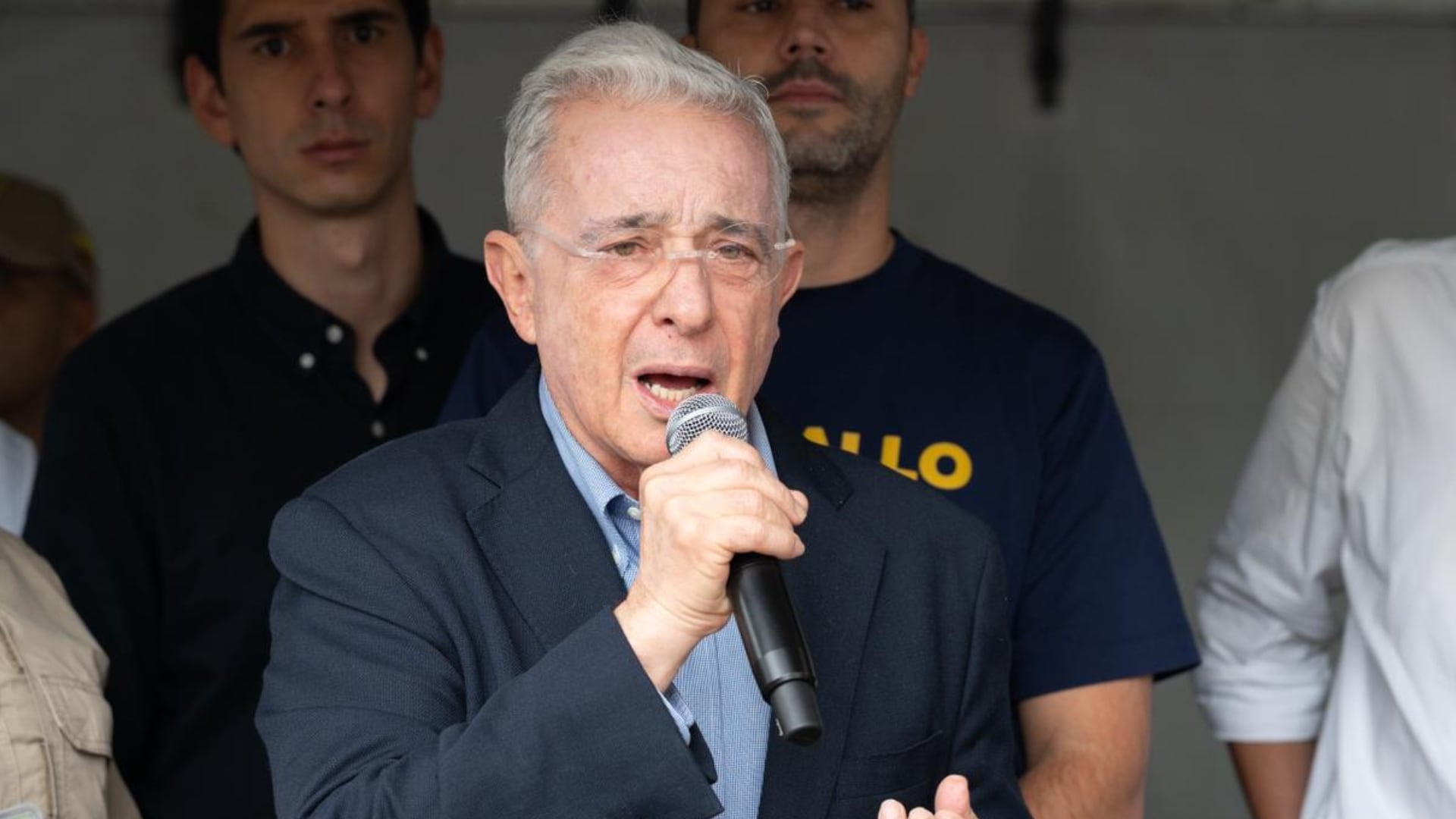 Uribe envió mensaje a los indígenas en Medellín