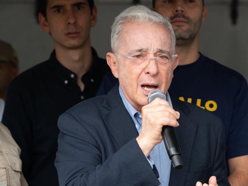 “Indígenas no se dejen manipular de Cepeda y Petro, promotores de la violencia”: Uribe en La Alpujarra, en homenaje a las autoridades locales