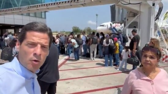 Foto pasajeros bajados de un avión en Barranquilla por posible amenaza de bomba, denuncia senador Gómez Amín.