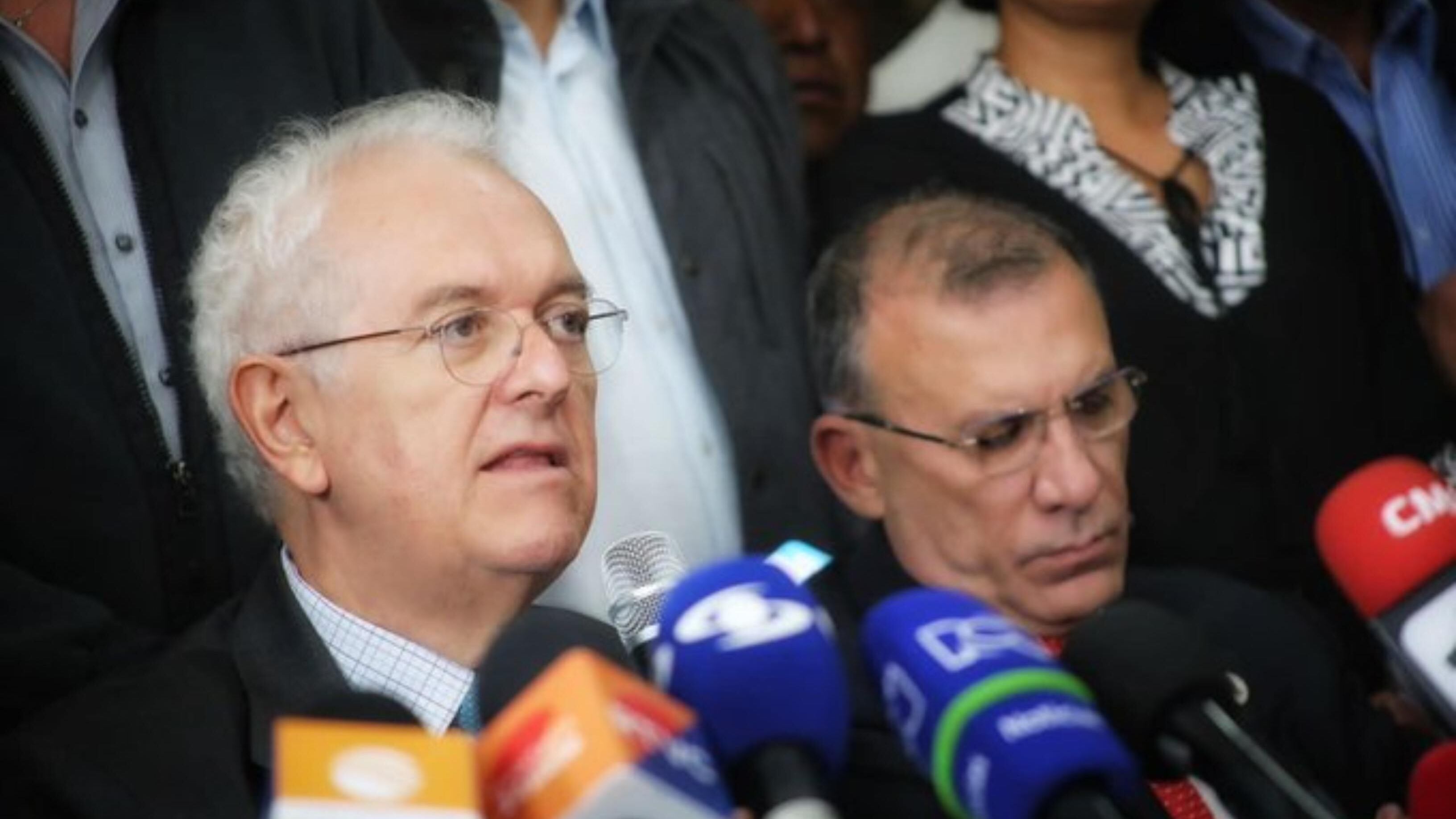 El ministro de Hacienda presentando la reforma tributaria de Petro.