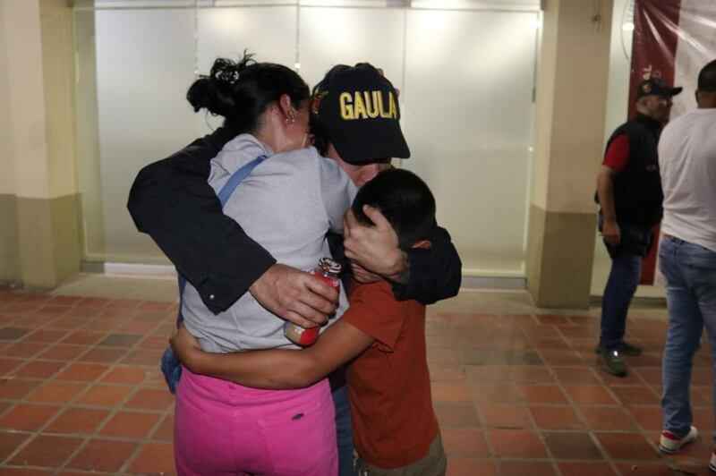 ELN secuestró a dos personas. Ejército las liberó y así fue el reencuentro con sus familias.