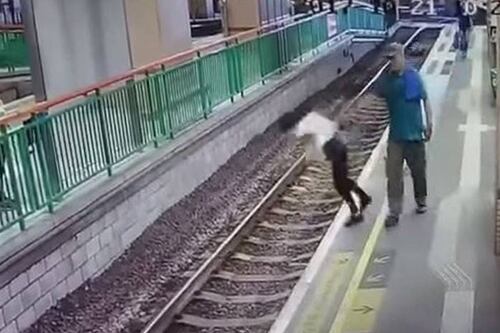 Hombre empujó a mujer a las vías del tren, ante la vista de todos