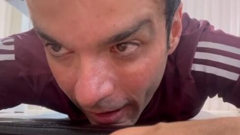 Al periodista Juan Diego Alvira se le ve cómodo y desde el suelo mientras finalizaba una rutina de ejercicios sobre una colchoneta