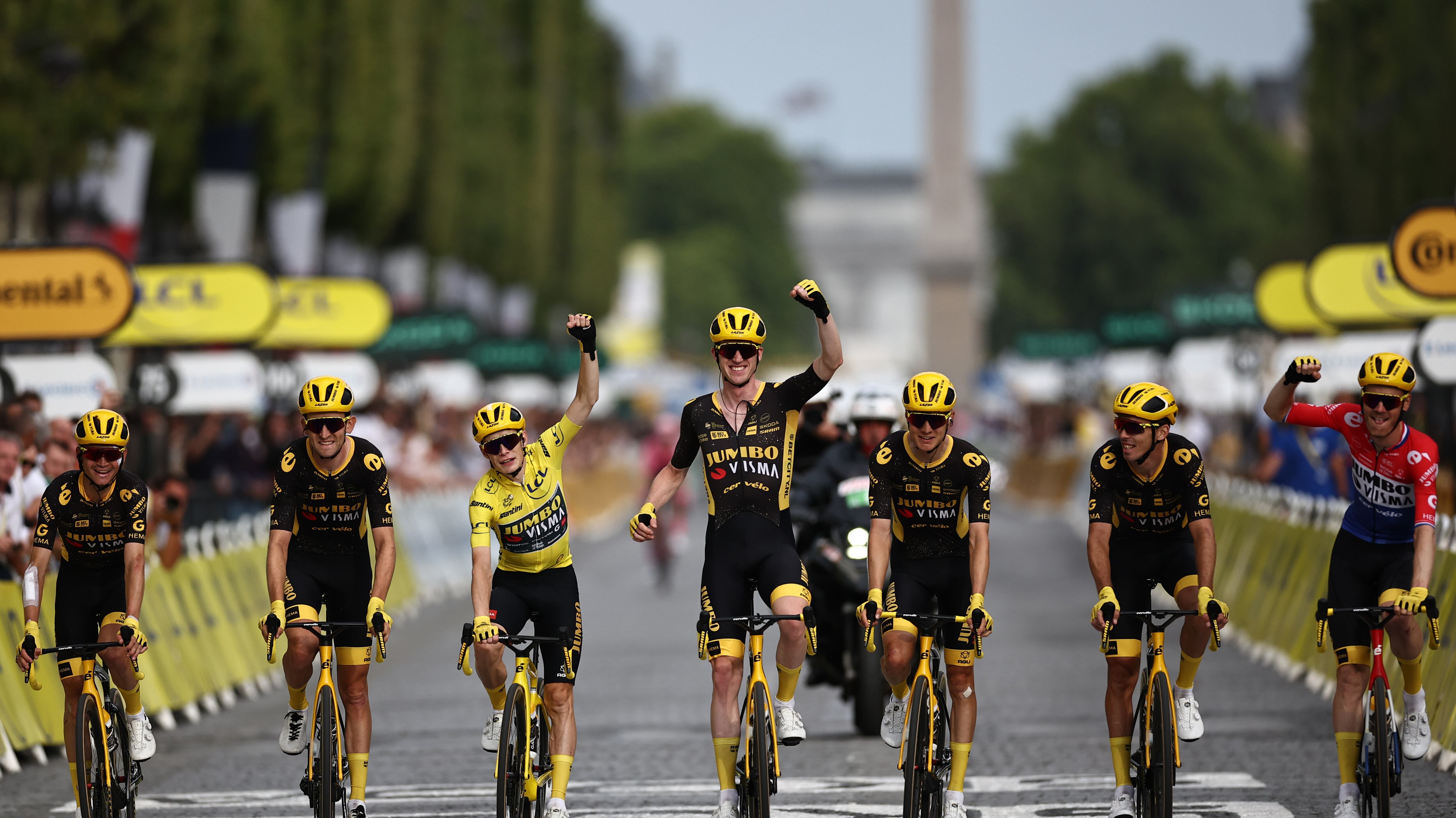 Vingegaard (de amarillo), cruza la meta en París junto a su equipo Jumbo-Visma. / Anne-Christine Poujoulat/AFP