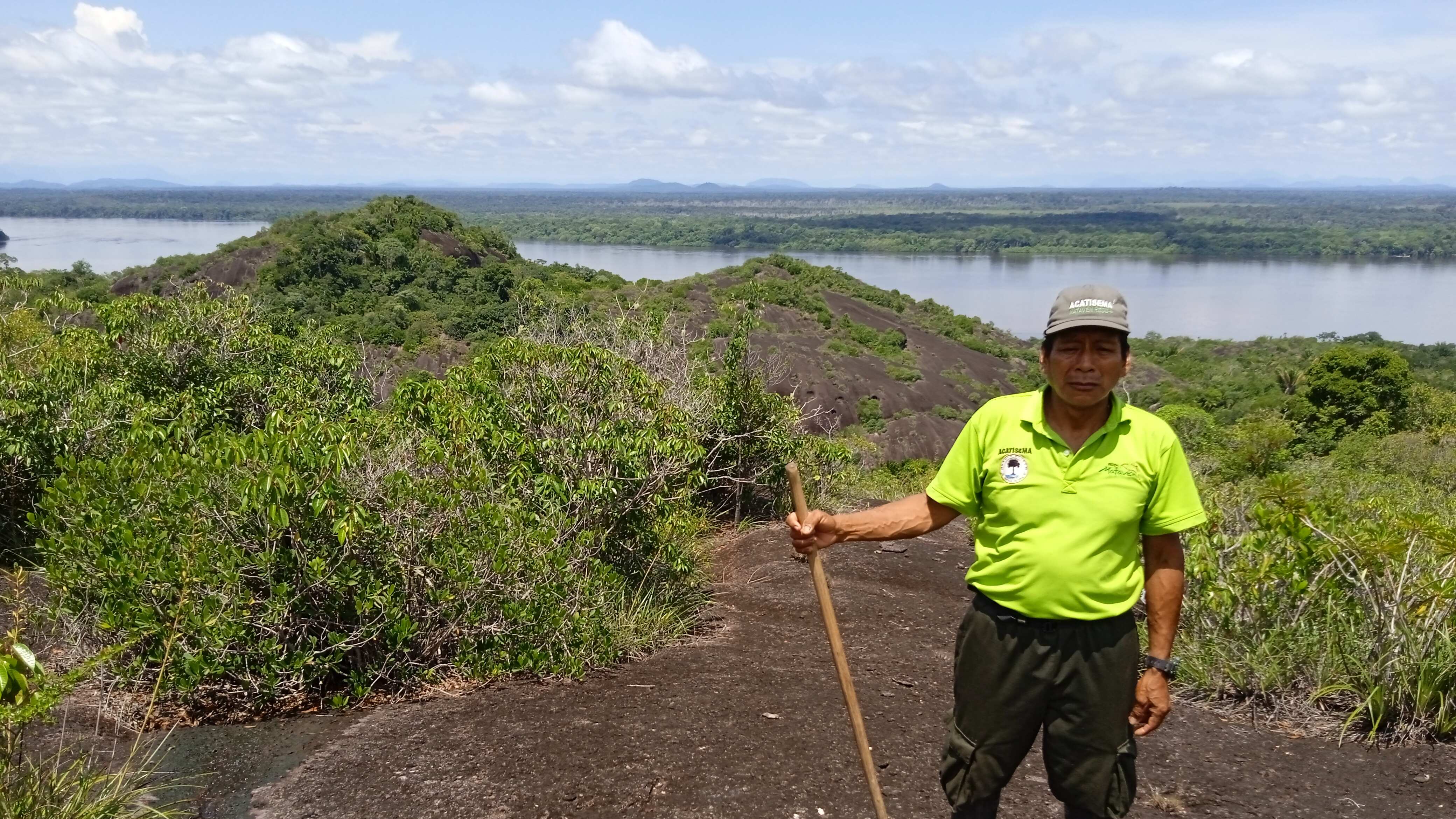 El alguacil de la Selva de Matavén Nelson Castro en la cima del cerro El Mirador.