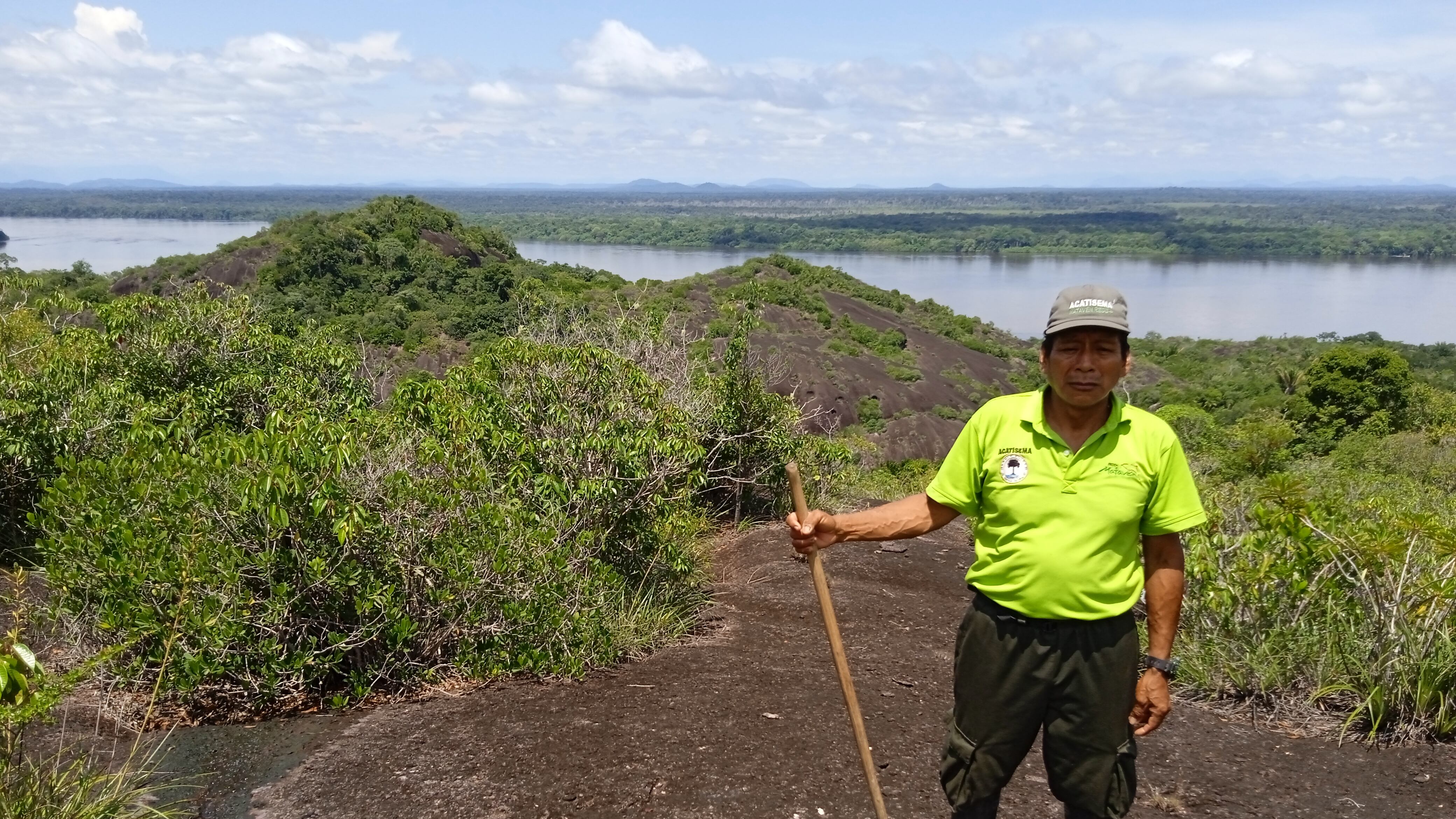 El alguacil de la Selva de Matavén Nelson Castro en la cima del cerro El Mirador.