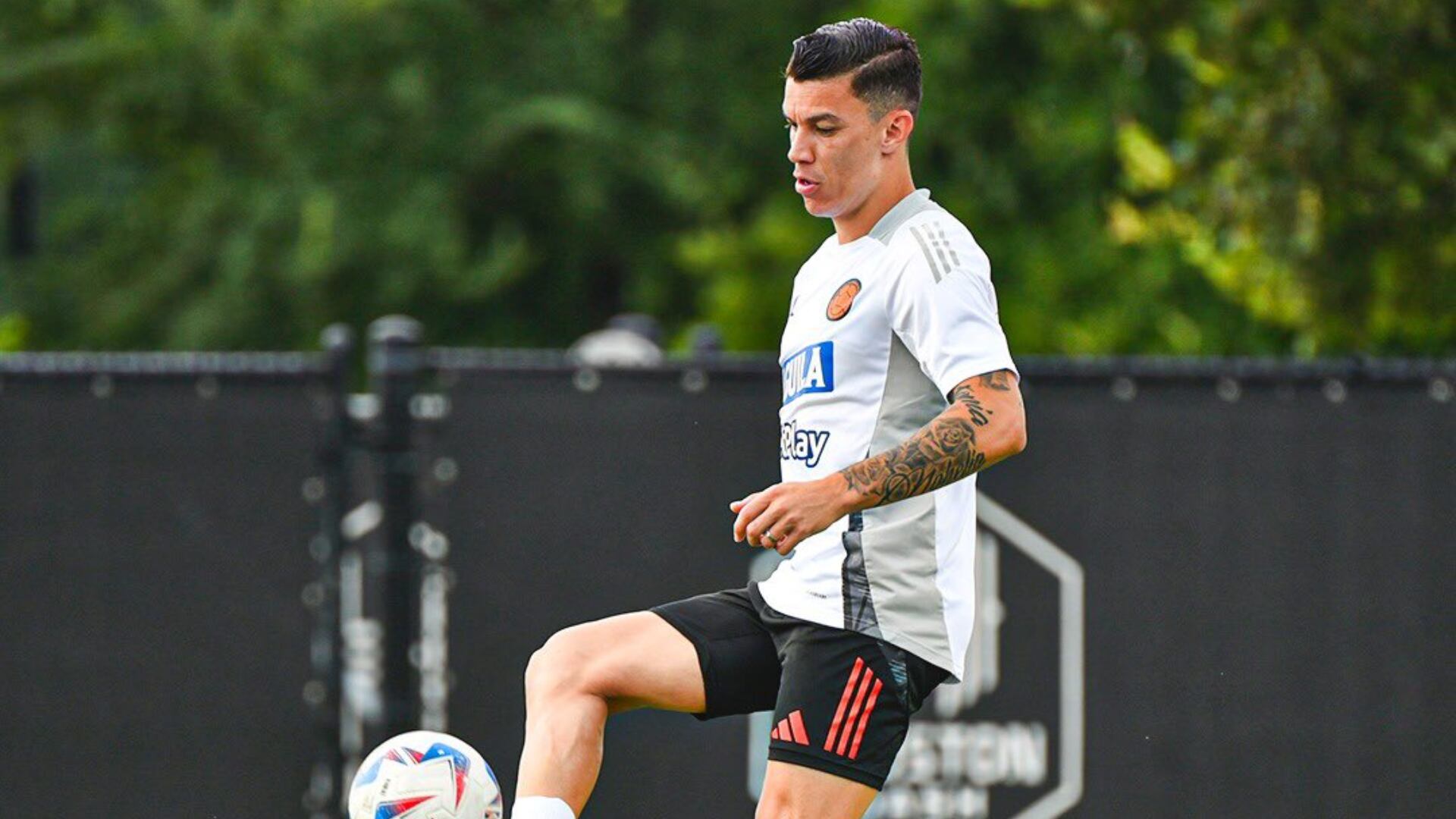 Matheus Uribe le respondió con 'tres piedras en la mano' a un seguidor