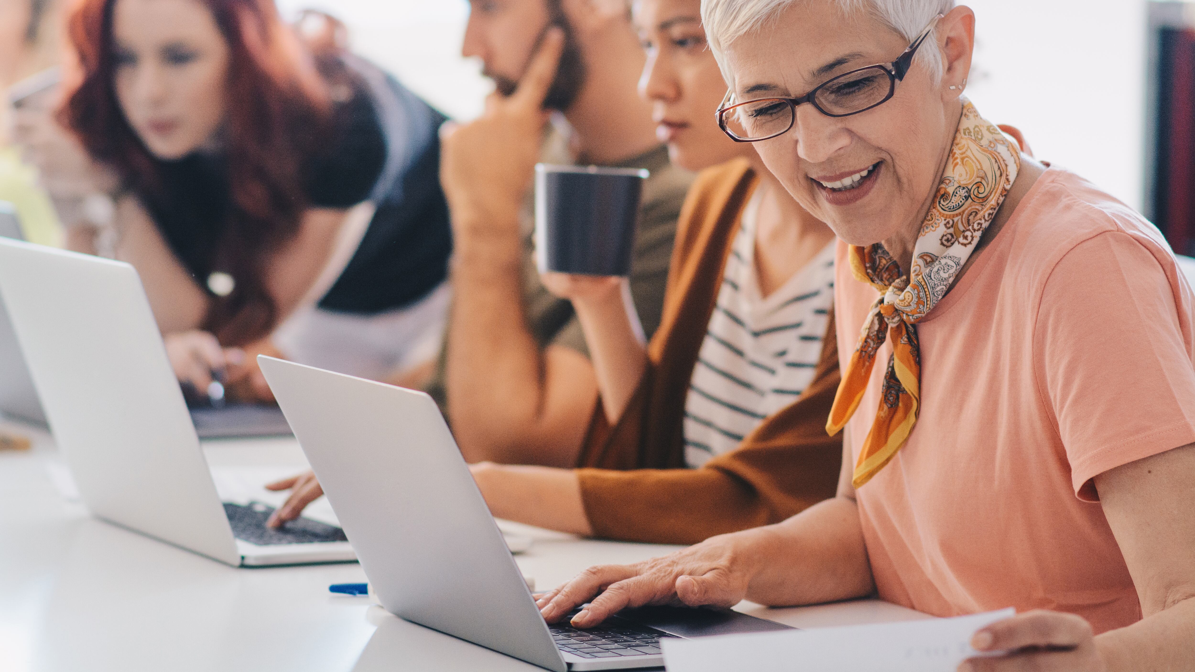 Productividad. Para muchos adultos mayores es importante mantenerse activos laboralmente. / agencias