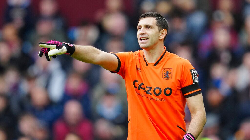 Emiliano Martínez no pudo ser figura ante el Arsenal