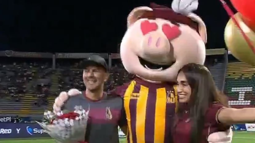 Mujer le pidió matrimonio a su novio en pleno estadio del fútbol colombiano
